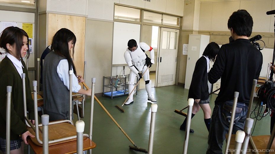 Школы японии видео. Уборка в японской школе. Япония уборка в школе. Японские школьники. Школа в Японии.