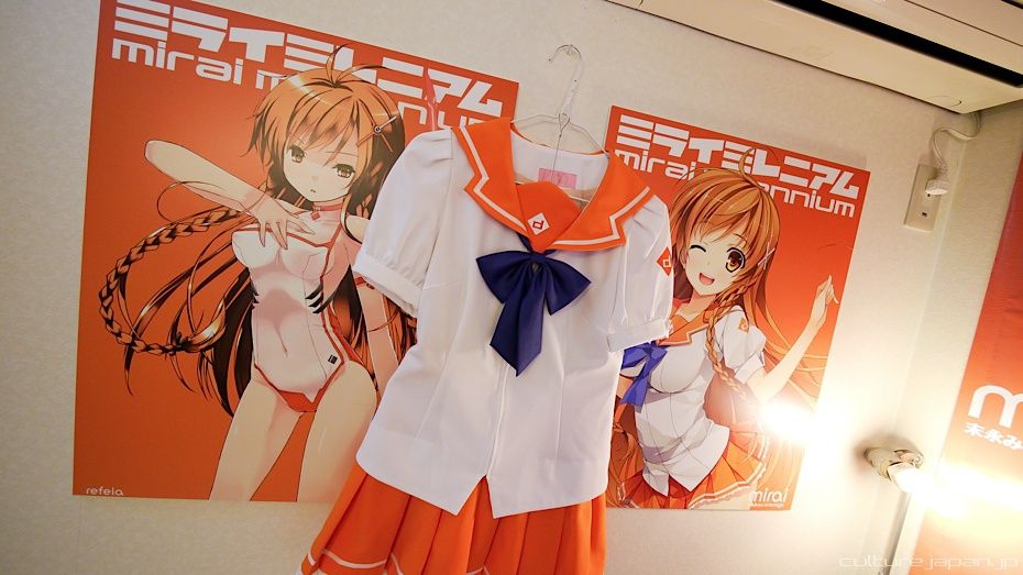 File:Mirai Suenaga with summer school uniform and K-on character