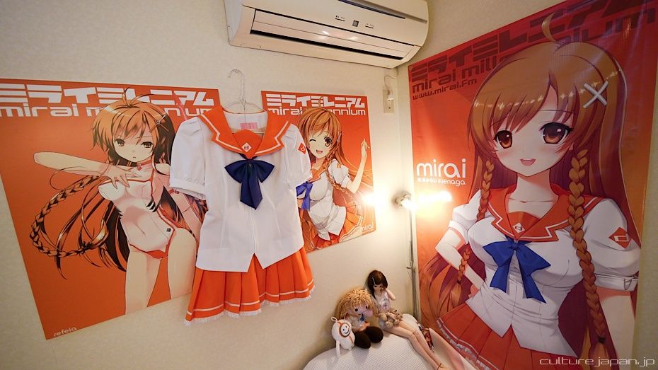 File:Mirai Suenaga with summer school uniform and K-on character style  20110305.jpg - Wikimedia Commons